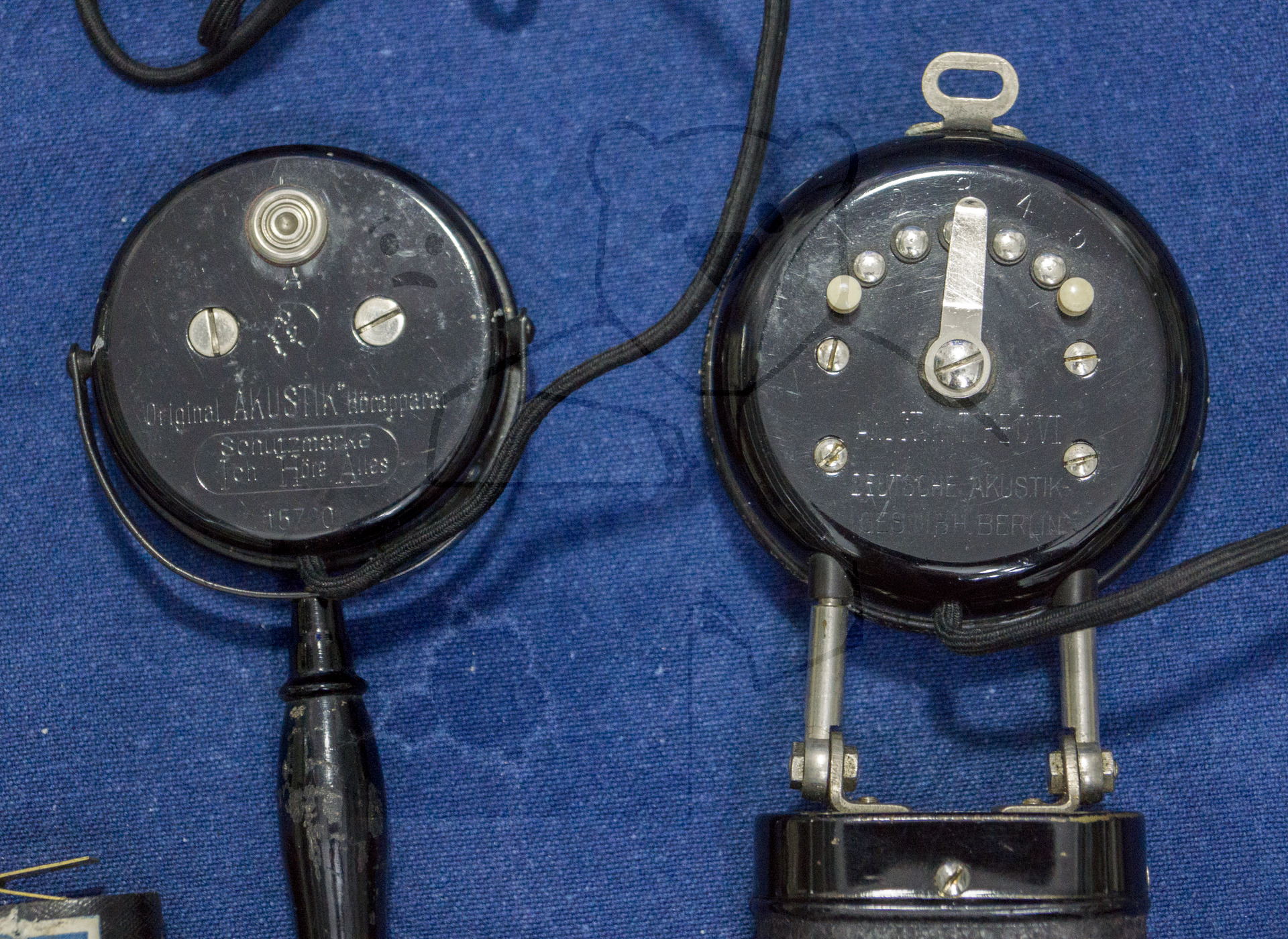 Hörgerät "Ich Höre Alles", ca. 1928/1930, Rückseite Piezo-Lautsprecher, Kohlemikrophone